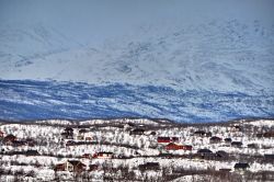 Case colorate in Svezia, in inverno,  nei dintorni di Abisko, a nord del Lago Tornetrask 