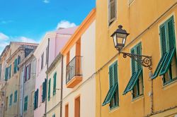 Case colorate nel centro storico di Alghero, SS., Sardegna. La città sarda, detta anche Barceloneta o "piccola Barcellona" in quanto è un'isola linguistica catalana, ...
