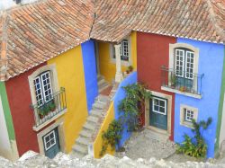 Abitazioni colorate nel centro di Obidos, Portogallo ...