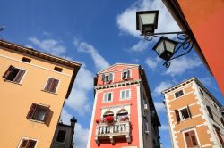 Case colorate nel centro storico di Rovigno in Istria, Croazia - © Tupungato / Shutterstock.com