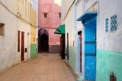 Case colorate nella Medina: il centro storico di Rabat presenta angoli suggestivi come questo vicolo  variopinto. La Medina si trova nella zona nord della città ed è un luogo ...