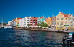 Case e palazzi coloniali, a tinte pastello, di Willemstad a Curacao - © Francois Gagnon / Shutterstock.com