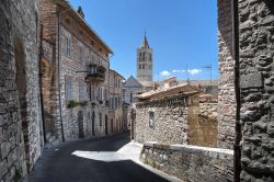 Case in pietra nel centro storico di Assisi. La città umbra rappresenta un insieme di capolavori del genio creativo umano che le sono valsi il riconoscimento di patrimonio mondiale Unesco ...