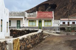 Case di pescatori nel villaggio di São Pedro. Siamo sull'isola di São Vicente a Capo Verde (Africa) - © Frank Bach / Shutterstock.com