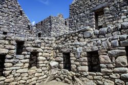 Case in pietra a Machu Picchu, Perù - Come tutte le altre costruzioni che sorgono all'interno della zona rurale della città inca anche le abitazioni private, più o meno ...