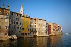 Case storiche di Rovigno, che s'affacciano sul mare Adriatico dell'Istria, in Croazia  - © silver-john / Shutterstock.com