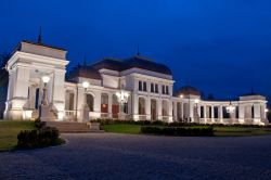 Veduta notturna del casinò di Cluj Napoca, Romania - Un suggestivo scorcio panoramico al calar del sole sull'edificio che ospita il casinò della città rumena distante ...