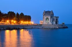 Il Casinò di Costanza (Romania) la nota città portuale e balneare sul Mar Nero - © Tatiana Volgutova / Shutterstock.com 