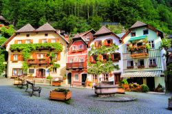 Case colorate ad Hallstatt (Alta Austria): queste tipiche abitazioni, dipinte con piacevoli tinte a pastello, sono il fiore all'occhiello della città austriaca, che ricordiamo fa ...
