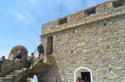 Castel Dragone a Camogli: al suo interno abbiamo visitato la mostra fotografica dedicata ai Falò di San Fortunato  - © Samuele Pasquino