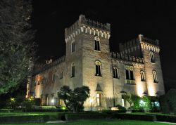 Castello Bevilacqua fotografato alla sera dai Giardini Pensili, i secondi più estesi di tutta Europa