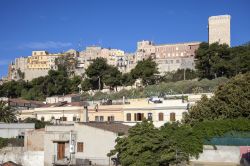 Il Castello di Cagliari e l'omonimo quartiere della parte alta della città capoluogo della Sardegna - © Andrzej Fryda / shutterstock.com