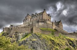 Castello di Edimburgo e Castle Rock Edinburgh, in una tipica giornata uggiosa della Scozia - © jan kranendonk / Shutterstock.com