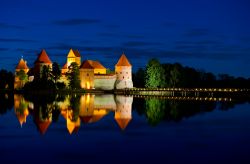 Di notte il Castello dell'isola a Trakai (Lituania) regala emozioni per i riflessi della fortezza sulle acque calme del lago Galve, trrasformandosi in un vero castello incantato - © ...