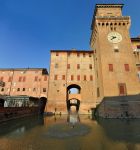 Il Castello Estense di Ferrara, in Emilia Romagna, è una fortezza medievale con tanto di fossato pieno d'acqua e ponti levatoi. All'altezza del fossato, nei sotterranei della ...
