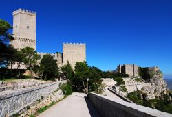 Il Castello Normanno di Erice, sulla punta nord-occidentale della Sicilia, accanto ai Giardini e alle Torri del Balio, a cui era anticamente collegato mediante un ponte levatoio. Nelle giornate ...