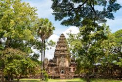 Il castello immerso nel verde di Prasat Hin Phimai, a Nakhon Ratchasima, in Thailandia  - © Wuttichok Painichiwarapun / Shutterstock.com
