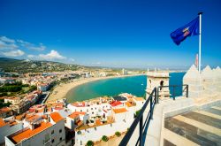 Uno dei castelli più famosi della Spagna: la fortezza templare a Peniscola con vista sulla costa orientale del Mediterraneo - © Alexander Tihonov / Shutterstock.com