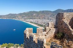 Castello di Alanya e il panorama sulla splendida Cleopatra beach, nel sud dellaTurchia - © 2bears / Shutterstock.com