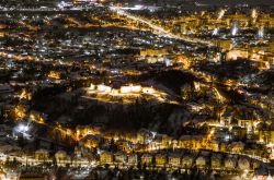 Panorama notturno sull'antico castello di Brasov, Romania - Fotografato di notte e da un punto panoramico posizionato in alto, lo scorcio panoramico sul vecchio castello di Brasov è ...