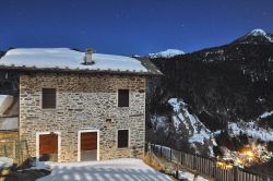 Una casa in pietra della frazione Castello di Gerola Alta in Valtellina, Lombardia.
