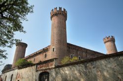 Il grande castello di Ivrea, che domina la città dall'alto, è anche detto  il "Castello dalle rosse Torri" ed è una delle fortezze storiche del Piemonte. ...