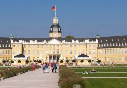 Il castello di Karlsruhe, Germania:  secondo la leggenda Carlo III° Guglielmo durante una battuta di caccia si addormentò nella foresta sognando un castello da cui si diramavano ...