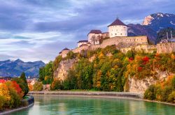 Il Castello di Kufstein in Austria domina la valle del fiume Inn - © Boris Stroujko / Shutterstock.com