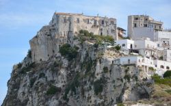 Il Castello di Peschici (Puglia) si trova nel punto più alto del centro storico della città del Gargano settentrionale - © honorius77 / Shutterstock.com