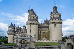 Castello di Pierrefonds, è considerato come una delle fortezze più belle in Europa. Ci troviamo in Piccardia, nel nord-est della Francia - © Genia / Shutterstock.com