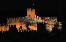 Il Castello di Soave fotografato di Notte dal piazzale della cantina Corte Adami