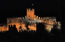 Il Castello di Soave fotografato di Notte dal ...