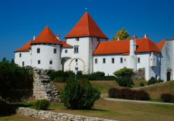 Castello nei dintorni di Maribor, Slovenia - Immerso nei paesaggi alpini della Slovenia, poco fuori la città sede di una delle più attive università d'Europa, si trova ...