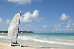 Un Catamarano lungo una delle spiagge di  Punta Cana nella Repubblica Dominicana - © Ryabitskaya Elena / Shutterstock.com