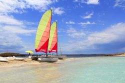 Tra le attività all'aria aperta che si possono sperimentare a Formentera, lungo le sue spiagge bianche, ci sono le uscite in mare a bordo di un catamarano. Come resistere alla tentazione ...