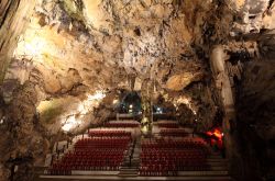 Cathedral Cave, l'auditorium delle grotte di Gibilterra - © Philip Lange / Shutterstock.com