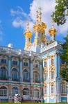 Il palazzo di Caterina fa parte del complesso architettonico di Tsarskoye Selo, nei pressi di San Pietroburgo, ed è la residenza estiva degli zar di Russia. In stile rococò, ...