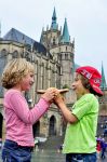 Cattedrale Erfurt (Turingia) in Germania: due bambini mangiano wurstel - Copyright DZTBarbara Neumann