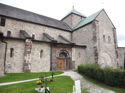L'esterno della basilica situata nel cuore del centro storico di San Candido (Innichen).
