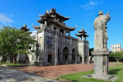 Cattedrale di Phat Diem (già Kim Son), Ninh Binh: i riti religiosi in questa cattedrale cristiana si tengono ogni giorno dalle 5 alle 17, e l'esterno è generalmente affollato ...