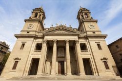 La Cattedrale di Santa Maria la Reale è il maggior luogo di culto di Pamplona, nella Comunità Autonoma della Navarra, in Spagna. Costruita su un preesistente edificio romanico ...