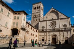 Veduta panoramica della Cattedrale di San Rufino a Assisi. Gli storici medievali ritengono questo luogo come quello di un tempio romano dedicato alla Bona Mater. Pare infatti che dal 412 li ...