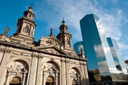 La Cattedrale di Santiago si trova a Plaza de Armas, nel cuore della capitale del Cile. Notevole il contrasto tra antico e moderno di questa zona del centro città - © Tifonimages ...