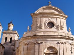 Cattedrale di St Etienne a Uzes, Francia. Dal 1974 è classificata monumento storico - © bunyos - Fotolia.com