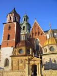 la Cattedrale del Wawel, dove operò il cardinale Karol Woytyla prima di diventare Papa Giovanni Paolo II, si trova sull'omonima  collina, vicino al centro di Cracovia in Polonia ...