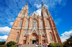 Cattedrale dell'Immacolata Concezione a La Plata, la chiesa più grande dell'Argentina - © Evgeniya Uvarova / shutterstock.com