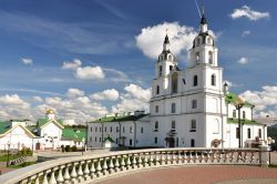 La Cattedrale dello Spirito Santo di Minsk è l'edificio di culto più importante della Chiesa ortodossa bielorussa. Fondata nella prima metà del Seicento e modificata ...