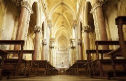 Interno della Cattedrale di Erice (Trapani, Sicilia) dedicata a Santa Maria Assunta. L'interno conservò per secoli l'aspetto originario trecentesco, con decorazioni a mosaico ...