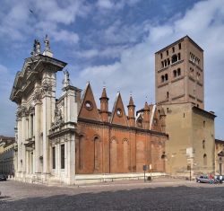 La cattedrale di San Pietro Apostolo a Mantova, il duomo cittadino (Lombardia) - © Khirman Vladimir / Shutterstock.com