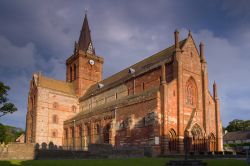 La Cattedrale di St Magnus, la chiesa principale delle Isole Orcadi, si trova a Kirkwall (Orkney Islands) in Scozia - © David Woods / Shutterstock.com